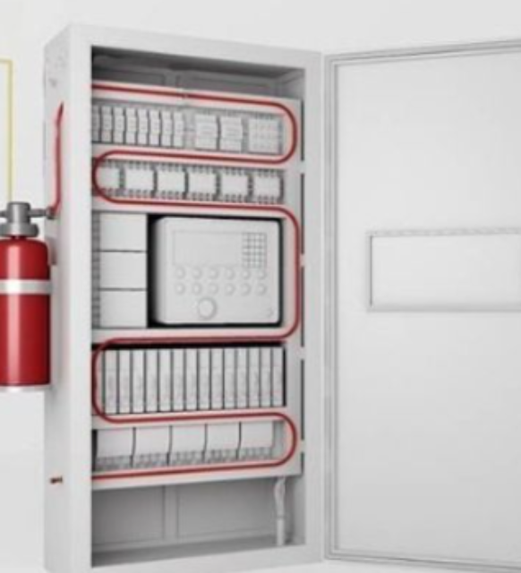 Kırmızı bir elektrik panosu, üzerinde yangın söndürme sistemi aktif halde çalışıyor ve dumanı bastırıyor.