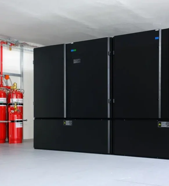 Otomatik Yangın Söndürme Tüpü Otomatik yangın söndürme tüpü, depo yangınında alevleri söndürüyor.