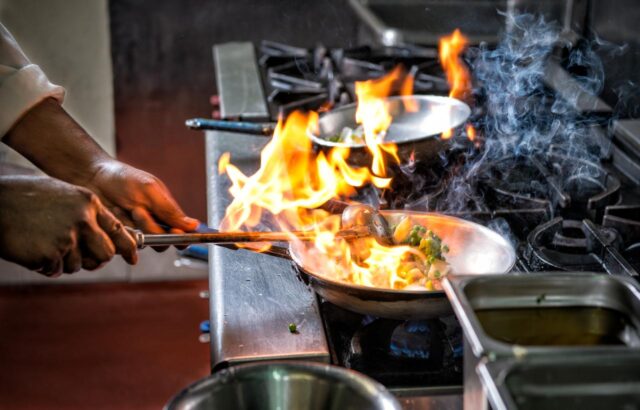 Restoran mutfağında çıkan yağ yangınına F sınıfı yangın tüpü ile müdahale ediliyor.