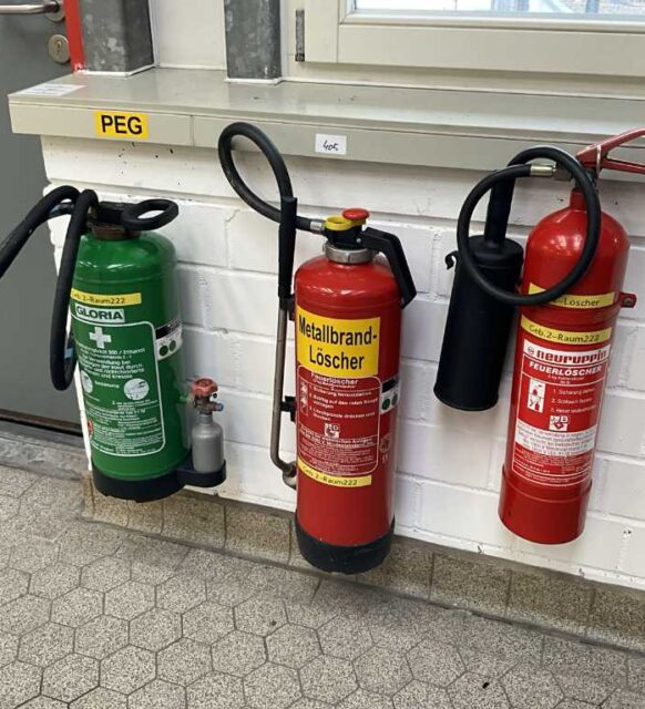 Çeşitli yangın tüpü askı ve ayaklıklarının farklı ortamlarda kullanımı.